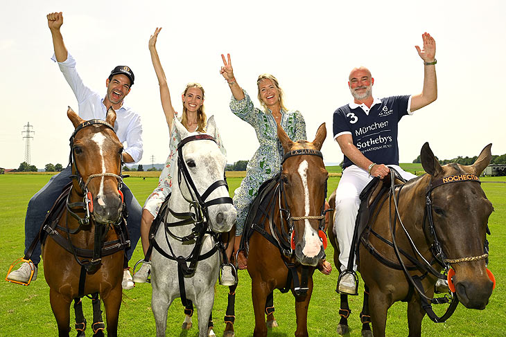 Helena Schoeller und Mann Juan Martin Sarli (Veranstalter), Michael Reiss (Geschäftsführender Gesellschafter München I Sotheby’s International Realty) und Frau Michaela  beim München Sotheby’s Immobilien Polo Cup im La Tarde Polo Club in Thann bei Holzkirchen am 29.06.2024 (©Foto: Agency People Image (c) Michael Tinnefeld)